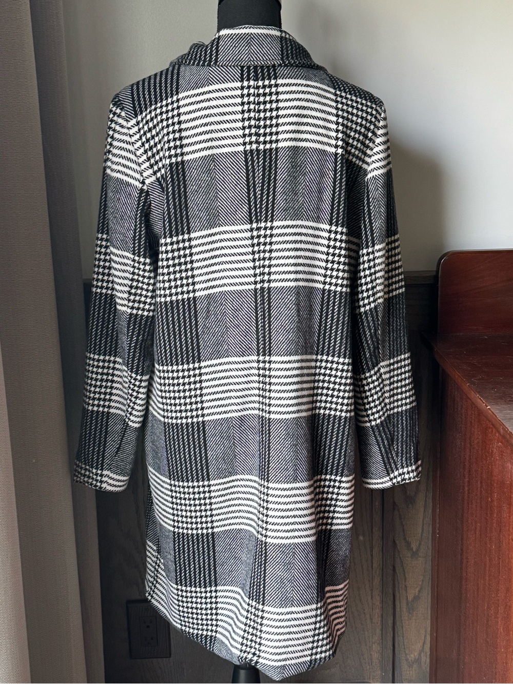 Apt. 9 Women's Black & White Plaid Coat M EUC - Picture 4 of 7